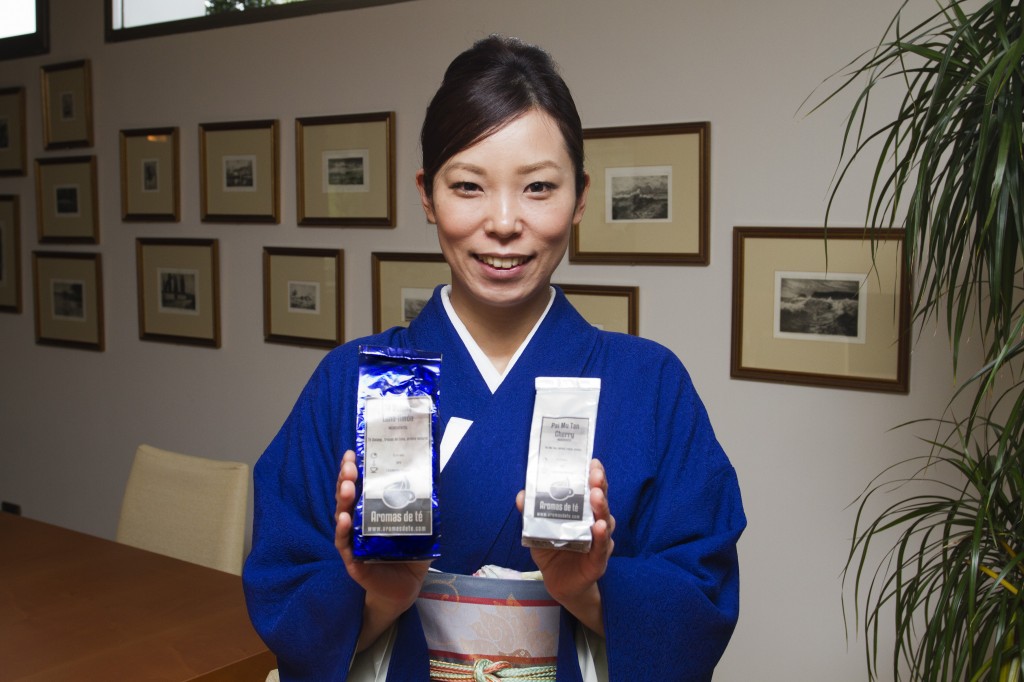 La chef nipona, Yui Ishizuka, quedó encantada con el té Oolong lima-limón y el té blanco Pai Mu Tan cherry de Aromas de Té