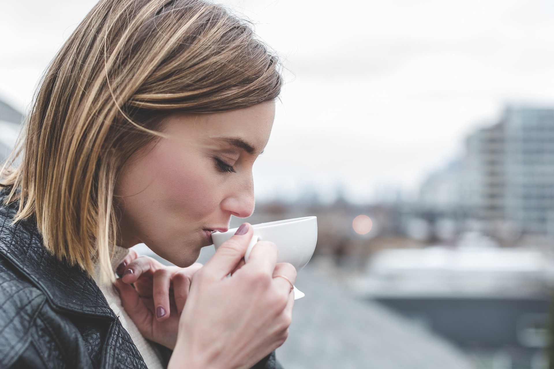 Plantas medicinales, café o té para la salud y belleza de la mujer